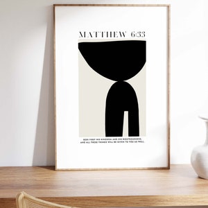 Pu&ograve; includere: Stampa d'arte astratta in bianco e nero con il testo "MATTHEW 6:33" e la citazione "SEEK FIRST HIS KINGDOM AND HIS RIGHTEOUSNESS, AND ALL THESE THINGS WILL BE GIVEN TO YOU AS WELL."