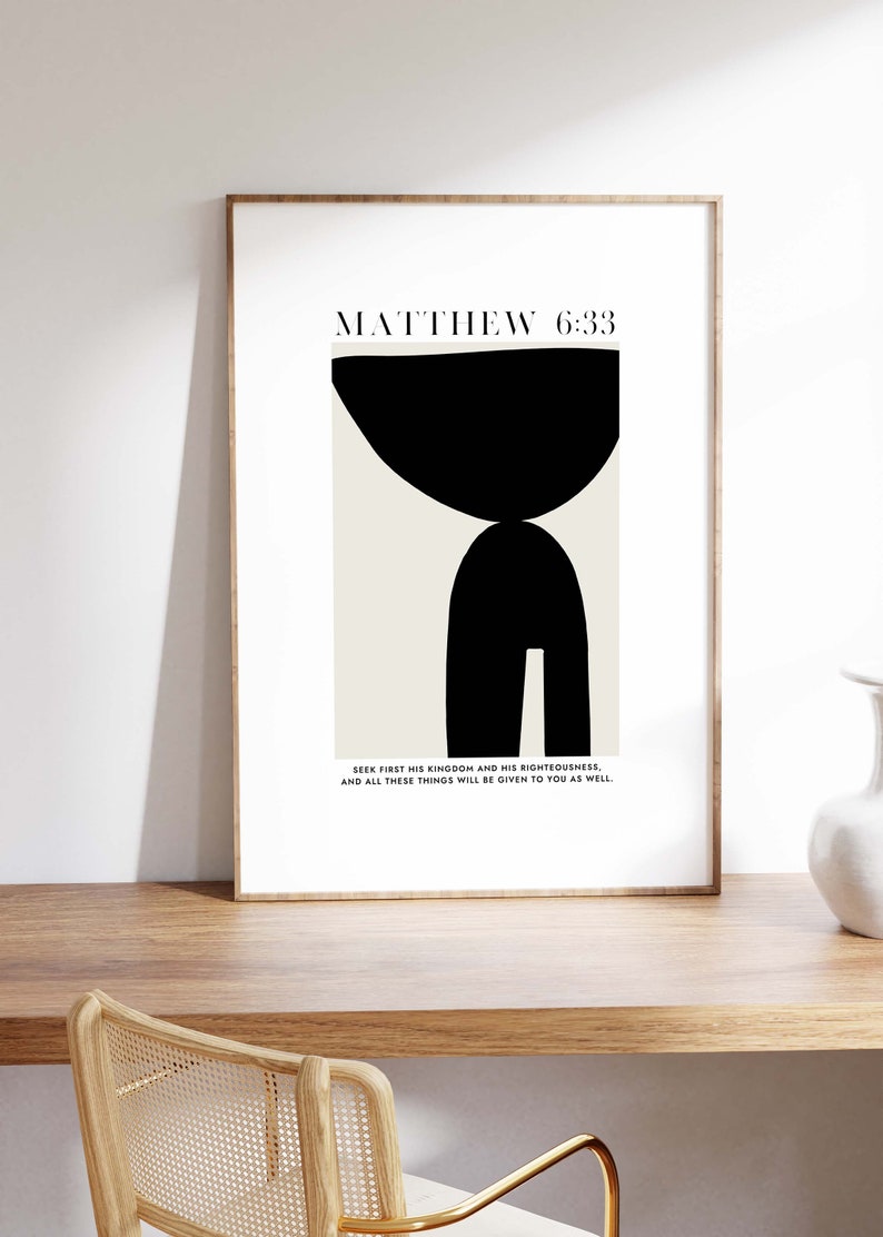 Pu&ograve; includere: Stampa d'arte astratta in bianco e nero con il testo "MATTHEW 6:33" e la citazione "SEEK FIRST HIS KINGDOM AND HIS RIGHTEOUSNESS, AND ALL THESE THINGS WILL BE GIVEN TO YOU AS WELL."