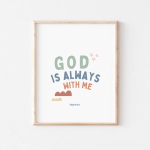 K&ouml;nnte beinhalten: Ein gerahmter Druck mit wei&szlig;em Hintergrund und buntem Text, der "GOD IS ALWAYS WITH ME" und "PSALM 16:8" lautet. Der Text ist in einem verspielten, handgezeichneten Stil mit Sternen und Wolken.