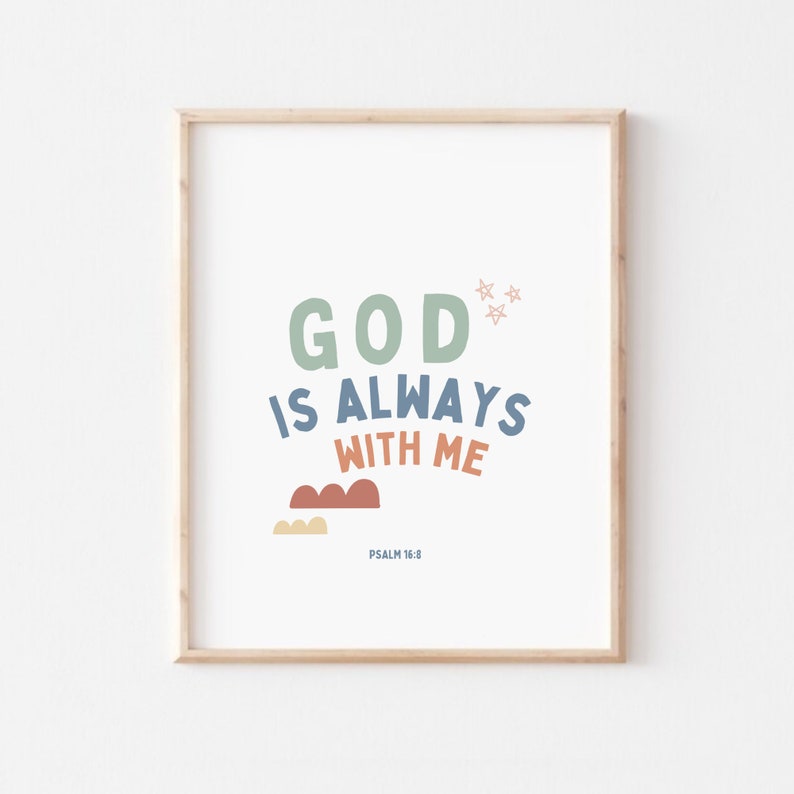 K&ouml;nnte beinhalten: Ein gerahmter Druck mit wei&szlig;em Hintergrund und buntem Text, der "GOD IS ALWAYS WITH ME" und "PSALM 16:8" lautet. Der Text ist in einem verspielten, handgezeichneten Stil mit Sternen und Wolken.