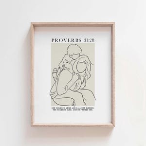 Può includere: Un design di arte da parete stampabile con un disegno a linea di una madre e un figlio con il testo "Proverbi 31:28" e la citazione "I suoi figli si alzano e la chiamano beata: Anche suo marito, e la loda."