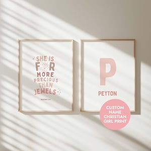 Set di 2 Proverbi 31:10 "È molto più preziosa delle gemme", decorazioni per cameretta cristiana con nome personalizzato, decorazioni murali rosa per cameretta cristiana