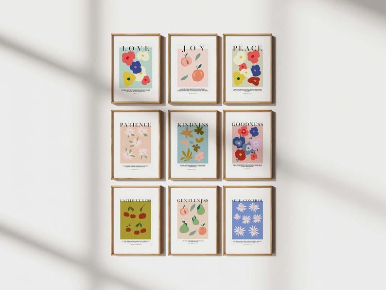 Puede incluir: Nueve l&aacute;minas enmarcadas con ilustraciones bot&aacute;nicas y palabras inspiradoras como "Amor", "Alegr&iacute;a" y "Paz". Cada l&aacute;mina presenta una paleta de colores y un dise&ntilde;o diferentes, incluyendo flores, frutas y formas abstractas. Los marcos son de madera natural.