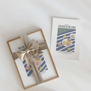 K&ouml;nnte beinhalten: Ein gerahmter Druck mit einem blau-wei&szlig; gestreiften Hintergrund und einer Schale mit Zitronen und Orangen. Der Druck tr&auml;gt den Text "The Fruit of the Spirit" und eine Liste von Eigenschaften: "Love, Joy, Peace, Patience, Kindness, Goodness, Faithfulness, Gentleness, and Self-Control".