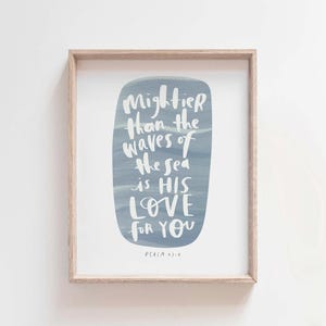 Salmo 93:4 Más poderoso que las olas del mar es su amor por ti, versículo bíblico minimalista moderno, arte de pared, decoración cristiana para el hogar
