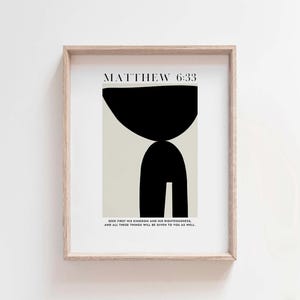 Pu&ograve; includere: Una stampa d'arte astratta beige e nera con il testo "MATTHEW 6:33" e la citazione "Cercate prima il suo regno e la sua giustizia, e tutte queste cose vi saranno date in aggiunta."
