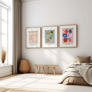 Puede incluir: Tres l&aacute;minas enmarcadas con dise&ntilde;os florales y palabras inspiradoras. La primera l&aacute;mina dice "Patience" con un fondo rosa y flores blancas. La segunda l&aacute;mina dice "Kindness" con un fondo azul y varias flores. La tercera l&aacute;mina dice "Goodness" con flores coloridas.
