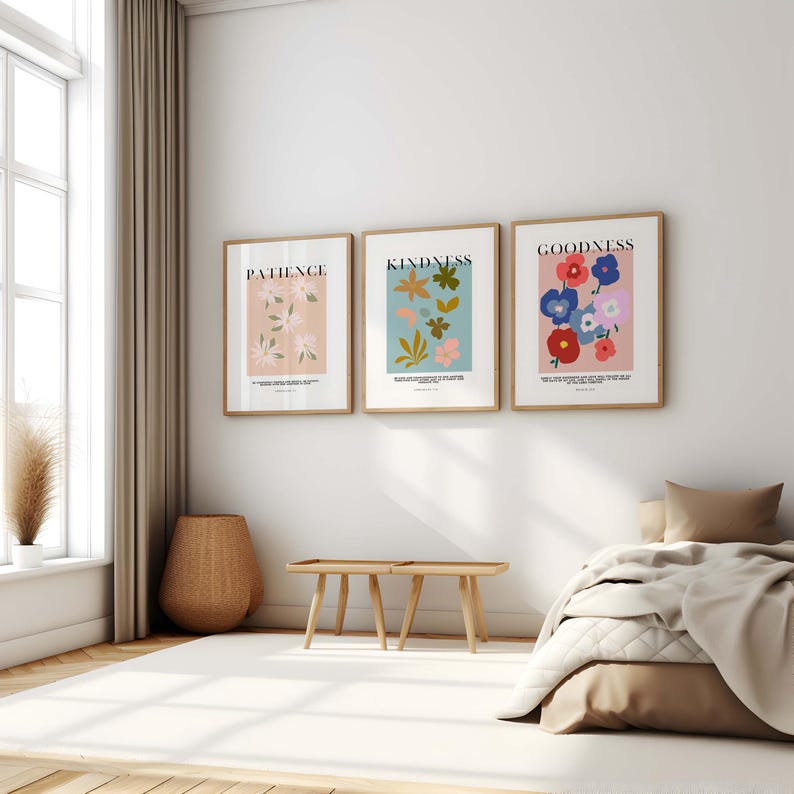 Puede incluir: Tres l&aacute;minas enmarcadas con dise&ntilde;os florales y palabras inspiradoras. La primera l&aacute;mina dice "Patience" con un fondo rosa y flores blancas. La segunda l&aacute;mina dice "Kindness" con un fondo azul y varias flores. La tercera l&aacute;mina dice "Goodness" con flores coloridas.