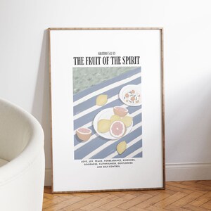 K&ouml;nnte beinhalten: Ein druckbarer Poster mit einer blau-wei&szlig; gestreiften Tischdecke mit Zitronen und Grapefruits auf einem wei&szlig;en Teller. Der Text "GALATIANS 5:22-23 THE FRUIT OF THE SPIRIT LOVE, JOY, PEACE, FORBEARANCE, KINDNESS, GOODNESS, FAITHFULNESS, GENTLENESS AND SELF-CONTROL" ist unter dem Bild gedruckt.