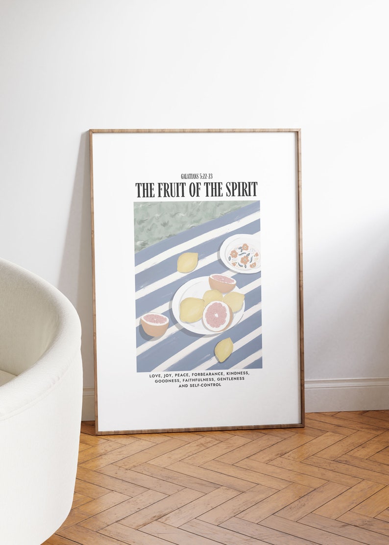 K&ouml;nnte beinhalten: Ein druckbarer Poster mit einer blau-wei&szlig; gestreiften Tischdecke mit Zitronen und Grapefruits auf einem wei&szlig;en Teller. Der Text "GALATIANS 5:22-23 THE FRUIT OF THE SPIRIT LOVE, JOY, PEACE, FORBEARANCE, KINDNESS, GOODNESS, FAITHFULNESS, GENTLENESS AND SELF-CONTROL" ist unter dem Bild gedruckt.