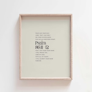 Könnte beinhalten: Ein gerahmter Druck mit weißem Hintergrund und schwarzem Text. Der Text ist ein Bibelvers aus Psalm 86,11-12. Der Text lautet: "Lehre mich deinen Weg, HERR, damit ich deiner Treue vertraue: gib mir ein ungeteiltes Herz, damit ich deinen Namen fürchte. Ich will dich loben, HERR, mein Gott, von ganzem Herzen: ich will deinen Namen für immer preisen."