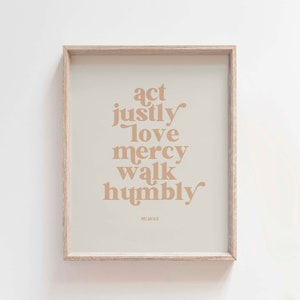 Versetto della Bibbia Michea 6:8 Stampa, Agisci giustamente Ama Misericordia Arte murale, Poster di tipografia cristiana, Arredamento per la casa moderno e minimalista con Scritture