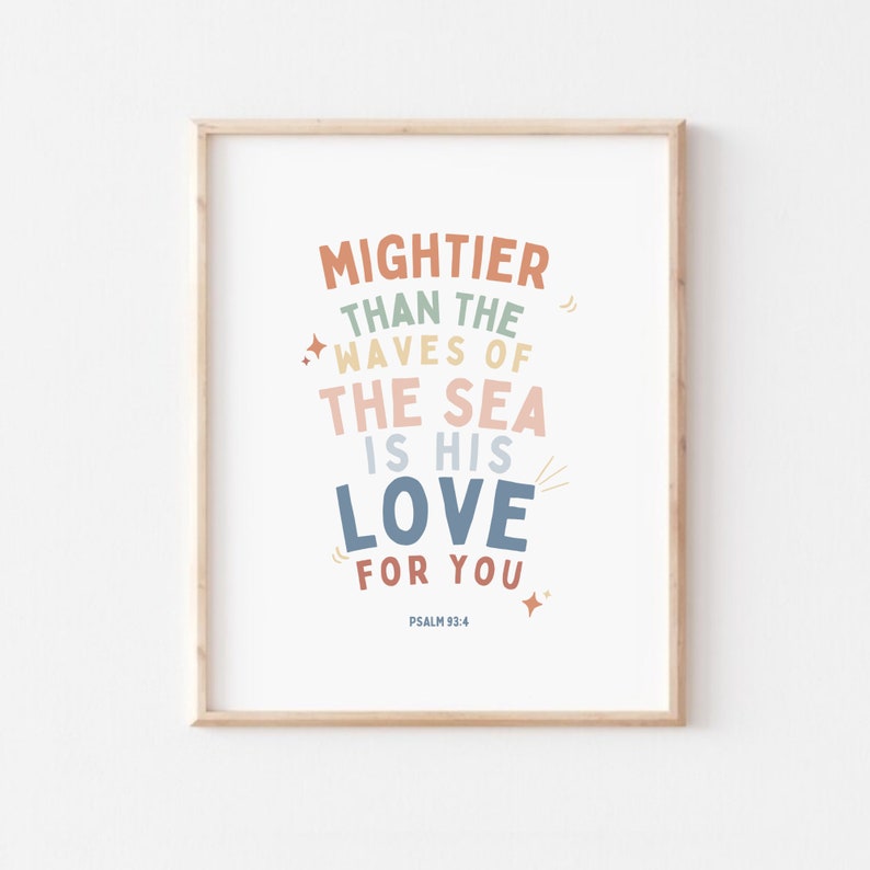 K&ouml;nnte beinhalten: Ein gerahmter Druck mit wei&szlig;em Hintergrund und buntem Text, der "Mightier than the waves of the sea is his love for you." lautet. Der Text ist in einem Regenbogen aus Farben gehalten, darunter Rosa, Blau, Gr&uuml;n und Orange. Am unteren Rand des Drucks steht "Psalm 93:4".