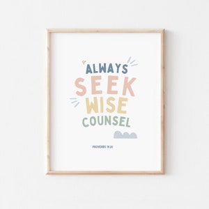 K&ouml;nnte beinhalten: Ein gerahmter Druck mit wei&szlig;em Hintergrund und buntem Text, der "ALWAYS SEEK WISE COUNSEL" lautet, mit dem Bibelvers "PROVERBS 19:20" unter dem Text.