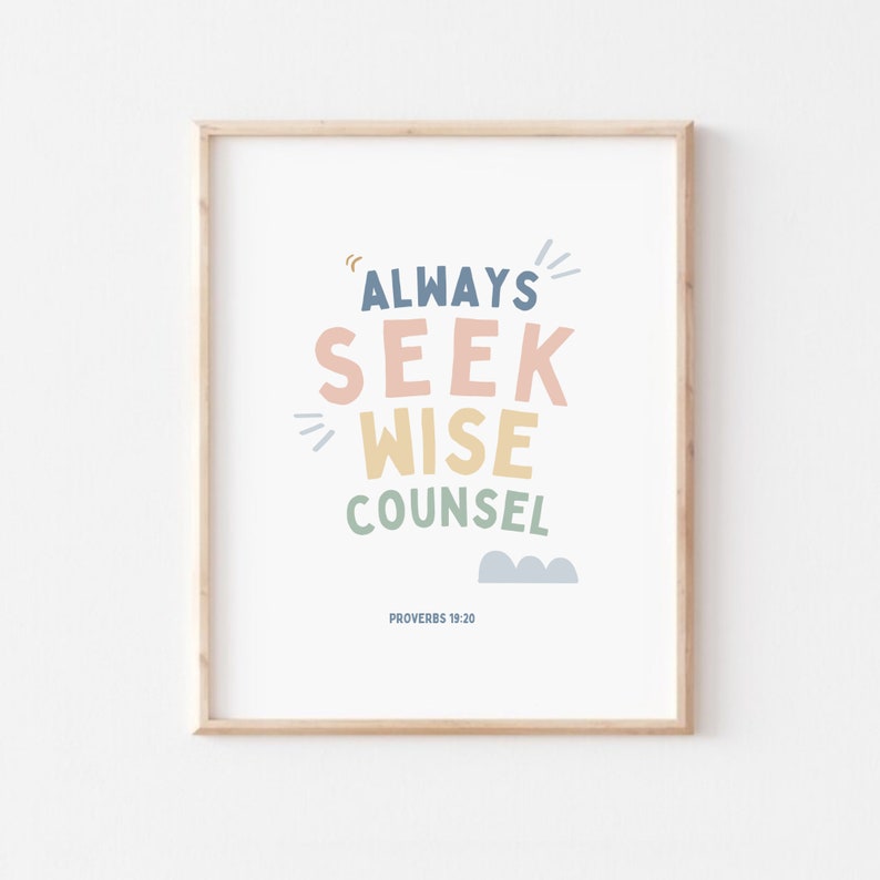 K&ouml;nnte beinhalten: Ein gerahmter Druck mit wei&szlig;em Hintergrund und buntem Text, der "ALWAYS SEEK WISE COUNSEL" lautet, mit dem Bibelvers "PROVERBS 19:20" unter dem Text.