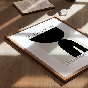 Pu&ograve; includere: Una stampa incorniciata con un design astratto in bianco e nero. La stampa presenta il testo "MATTHEW 6:33" e la citazione "CERCA PRIMA IL REGNO DI DIO E LA SUA GIUSTIZIA, E TUTTE QUESTE COSE TI SARANNO AGGIUNTE."