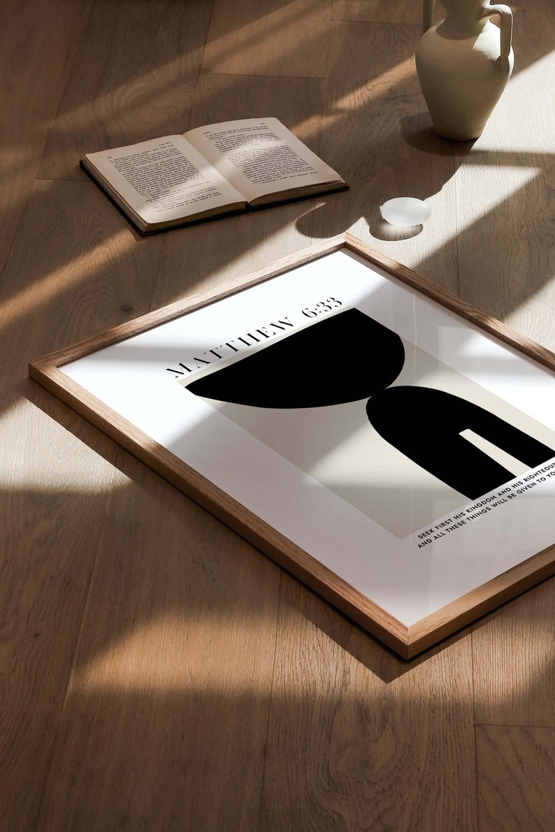 Pu&ograve; includere: Una stampa incorniciata con un design astratto in bianco e nero. La stampa presenta il testo "MATTHEW 6:33" e la citazione "CERCA PRIMA IL REGNO DI DIO E LA SUA GIUSTIZIA, E TUTTE QUESTE COSE TI SARANNO AGGIUNTE."