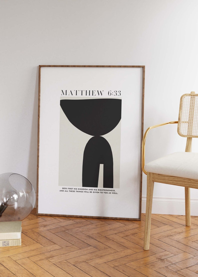 Pu&ograve; includere: Una stampa incorniciata con un design astratto in bianco e nero e il testo "MATTHEW 6:33" e la citazione "SEEK FIRST HIS KINGDOM AND HIS RIGHTEOUSNESS. AND ALL THESE THINGS WILL BE GIVEN TO YOU AS WELL."