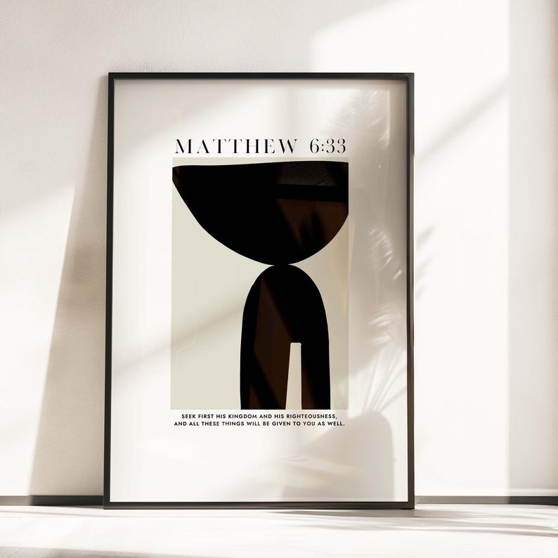 Pu&ograve; includere: Stampa d'arte astratta in bianco e nero con il testo "MATTHEW 6:33" e la citazione "SEEK FIRST HIS KINGDOM AND HIS RIGHTEOUSNESS, AND ALL THESE THINGS WILL BE GIVEN TO YOU AS WELL."