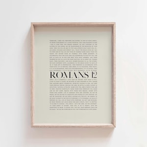 Könnte beinhalten: Gerahmter Druck mit dem Text von Römer 12 in minimalistischem Design. Der schwarze Text steht vor einem hellbeigen Hintergrund, umrahmt von einem schlichten Holzrahmen. Der Titel "Römer 12" ist deutlich sichtbar.
