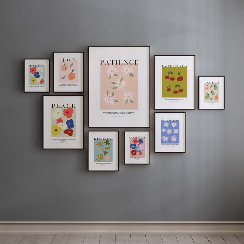 Puede incluir: Una colecci&oacute;n de l&aacute;minas art&iacute;sticas enmarcadas con palabras inspiradoras e ilustraciones florales o de frutas. Las l&aacute;minas incluyen palabras como "Alegr&iacute;a", "Paz" y "Paciencia". La paleta de colores presenta tonos pastel suaves y marcos negros.