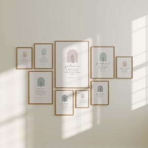Könnte beinhalten: Ein Set mit 9 gerahmten Drucken mit minimalistischen Illustrationen von Blättern und Bögen. Jeder Druck zeigt eine andere Tugend, wie Geduld, Frieden und Freude, mit einem entsprechenden Bibelvers.