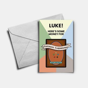 Op de afbeelding: Een rechthoekige wenskaart met een lichte achtergrond en een bijpassende envelop. De kaart bevat de tekst LUKE! HERE'S SOME MONEY FOR EXPENSIVE CARDBOARD HAPPY BIRTHDAY! en een illustratie van een bruine ruilkaart met vijf gekleurde stippen.