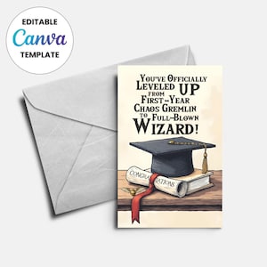 Op de afbeelding: Afstudeerkaart met een zwarte baret, een rol met de tekst "Gefeliciteerd" en een rood lint. De kaart luidt "Je bent officieel opgestegen van First-Year Chaos Gremlin naar Full-Blown Wizard!" Achter de kaart zit een envelop.