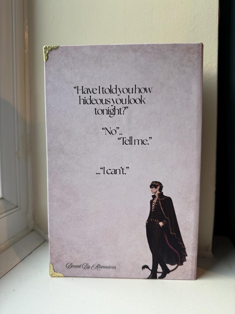 Op de afbeelding: Een rechthoekige print met een citaat: "Have I told you how hideous you look tonight?" met het antwoord "No... Tell me... I can't." Een karakterillustratie staat rechts. De print heeft gouden hoekaccenten en de tekst "Bound By Atamalous".