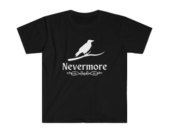 Puede incluir: Camiseta negra con una silueta blanca de un cuervo posado en una rama. El texto "Nevermore" está impreso debajo del cuervo, con un adorno decorativo.