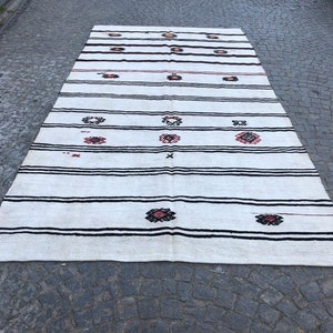6&#39;8&quot; x 13&#39;1&quot; vintage hennepkelimtapijt, zwart gestreept wit kelimtapijt voor buiten, rood geometrisch kelimtapijt, antiek kantoortapijt van wol en katoen