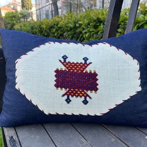 41,7 x 61,7 cm mörkblått örngott, rött örngott, soffkudde, specialdekorationskudde, salongskudde, lapptäckeskudde, textilkudde