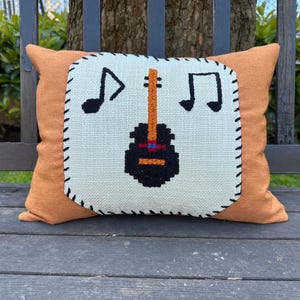 Könnte beinhalten: Eine weiße Keramik-Tasse mit schwarzem Henkel und dem Text "But first, coffee" in handschriftlichem Stil. Die Tasse steht auf einer weißen Oberfläche. Die Tasse ist etwa 10 cm hoch.