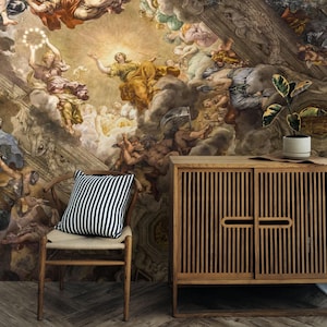 Puede incluir: Un armario de madera con dos puertas y un diseño de listones. El armario está delante de un mural de pared que representa una escena de una pintura renacentista con figuras en las nubes.