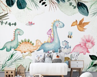 Puede incluir: Un sofá blanco con cojines de dinosaurio de colores y un peluche de oso polar blanco. La pared detrás del sofá tiene un mural de acuarela de dinosaurios y follaje.