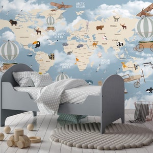 Papel tapiz para habitación infantil con mapa del mundo y nubes en azul claro, mural de pared para guardería con aviones y globos aerostáticos retro en colores pastel, impresión educativa