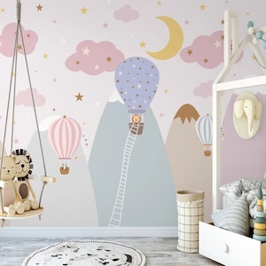 Carta da parati per camerette di bambine con nuvole rosa e montagne, murale per cameretta con mongolfiera, simpatici animali e luna