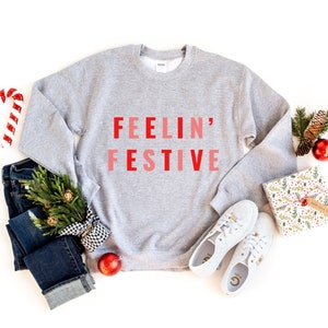 Feelin' Festive Crewneck Sweatshirt | Chemise de Noël | Chemise de vacances femmes | Sweat-shirt de Noël | Cute Christmas | Pull de vacances amusant