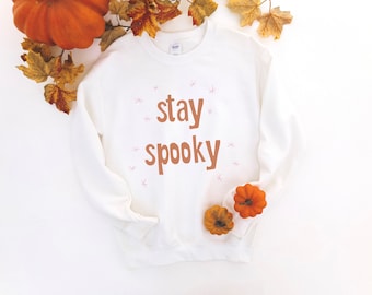 ステイ スプーキー クルーネック スウェットシャツ | ハロウィン スウェットシャツ | かわいい秋シャツ | 不気味なシャツ | ハロウィン ギフト | ハロウィン シャツ | 不気味な季節