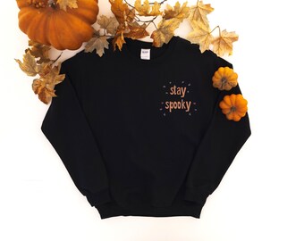 ステイ スプーキー クルーネック スウェットシャツ | ハロウィン スウェットシャツ | かわいい秋シャツ | 不気味なシャツ | ハロウィン ギフト | ハロウィン シャツ | 不気味な季節