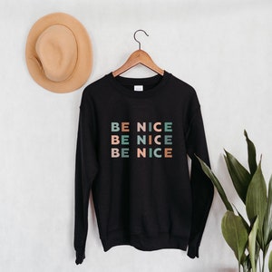 Be Nice クルーネック スウェットシャツ | Be Kind シャツ | 愛を広めよう | かわいいレディース スウェットシャツ | インスピレーション シャツ | Be Positive シャツ | Be Nice