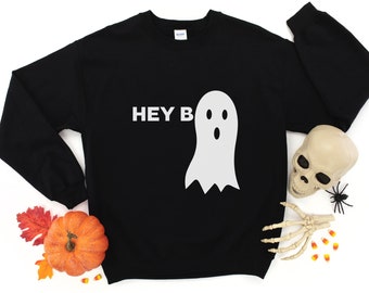 Hey Boo クルーネック スウェットシャツ | ゴースト シャツ | ハロウィン シャツ | 面白いゴースト シャツ | かわいいハロウィン シャツ | 不気味な季節 | Hey Boo シャツ