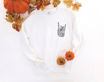 Rock and Roll Skeleton Hand Crewneck Sudadera / Camisa Skeleton / Camisa de Halloween / Lindo Halloween / Regalo para Halloween / Camisa espeluznante