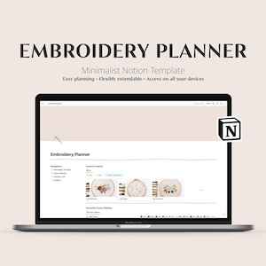 Könnte beinhalten: Ein Laptop mit einem "Embroidery Planner" Notion-Template. Der Bildschirm zeigt Projektbeispiele und Navigationsoptionen. Der Text enthält "Easy planning" und "Access on all your devices". Das Logo "N" ist sichtbar.