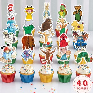 Könnte beinhalten: Eine Sammlung von Cupcakes, die mit Papieraufstellern verschiedener Kinderbuchfiguren wie dem Kater mit Hut, Paddington Bär und der kleinen Raupe Nimmersatt verziert sind. Jeder Cupcake hat eine bunte Papierform und weißes Frosting mit Streuseln.