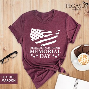Peut inclure: T-shirt en marron chin&eacute; avec un graphique blanc d'un drapeau am&eacute;ricain d&eacute;t&eacute;rior&eacute; et le texte "Remember and Honor Memorial Day".