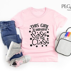 This Girl Is Bringing Sass To The Class Shirt, Girls First Day Of School Shirt, Girls School Shirt, Kids School Shirts, Back To School Tee Bild 1