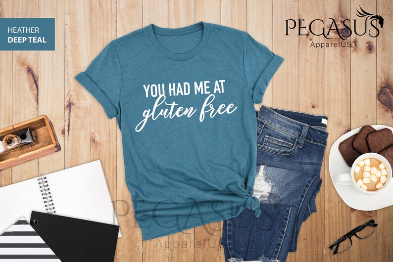 K&ouml;nnte beinhalten: Ein blaues T-Shirt mit dem Text "You had me at gluten free" in wei&szlig;en Buchstaben.
