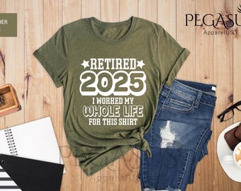 以下が含まれることがあります： ヘザーオリーブのTシャツに、「★RETIRED 2025 I WORKED MY WHOLE LIFE FOR THIS SHIRT」という白い文字がプリントされています。