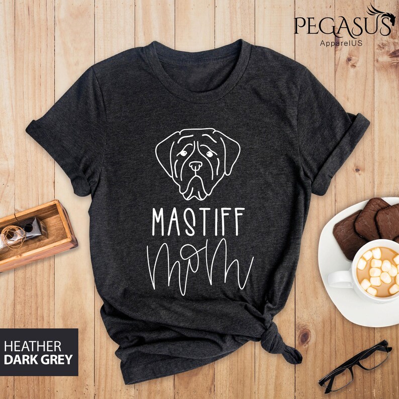 K&ouml;nnte beinhalten: Dunkelgraues T-Shirt mit einem wei&szlig;en Umriss eines Mastiff-Hundekopfes und dem Text "Mastiff Mom" in Wei&szlig;.